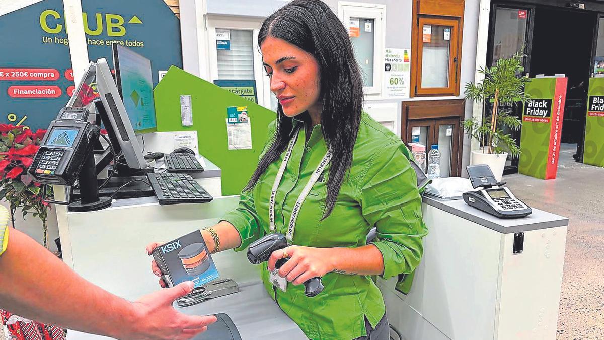 Una dependienta de Leroy Merlín Plasencia vende una baliza de emergencia V-16