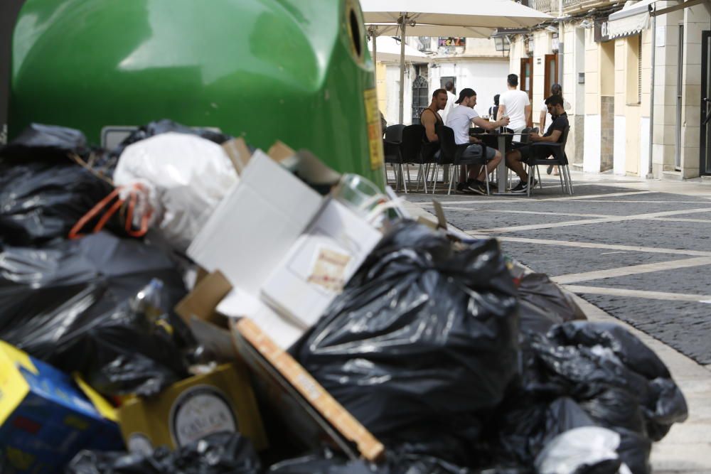 La basura vuelve a acumularse tras la segunda noche de huelga