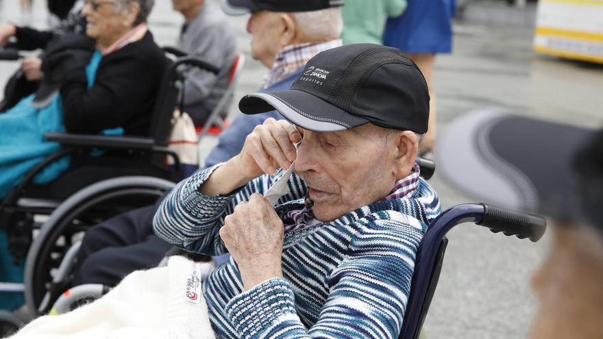 GALERÍA | Mayores de la residencia de ancianos de Peleas de Abajo ven por primera vez el mar en Gijón