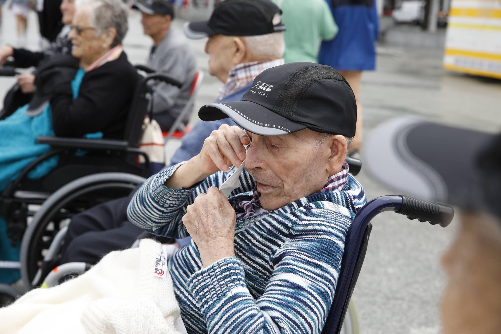 Mayores de la residencia de ancianos de Peleas de Abajo ven por primera vez el mar en Gijón