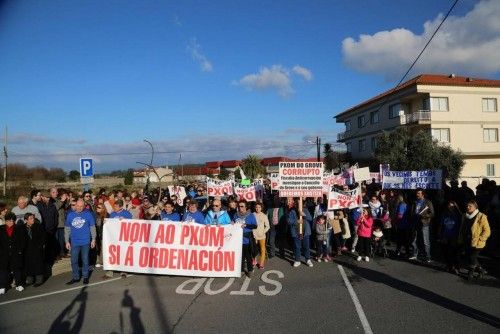 O Grove se echa a la calle contra el PXOM