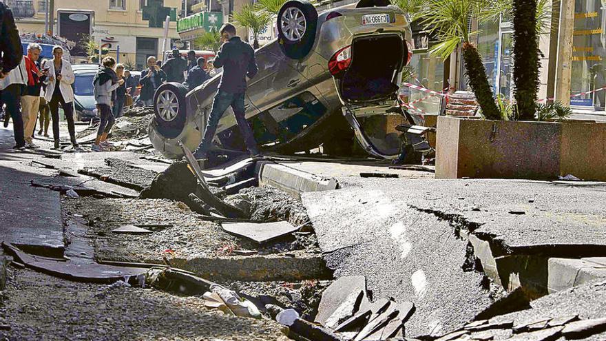 Los daños causados en una calle de Cannes.