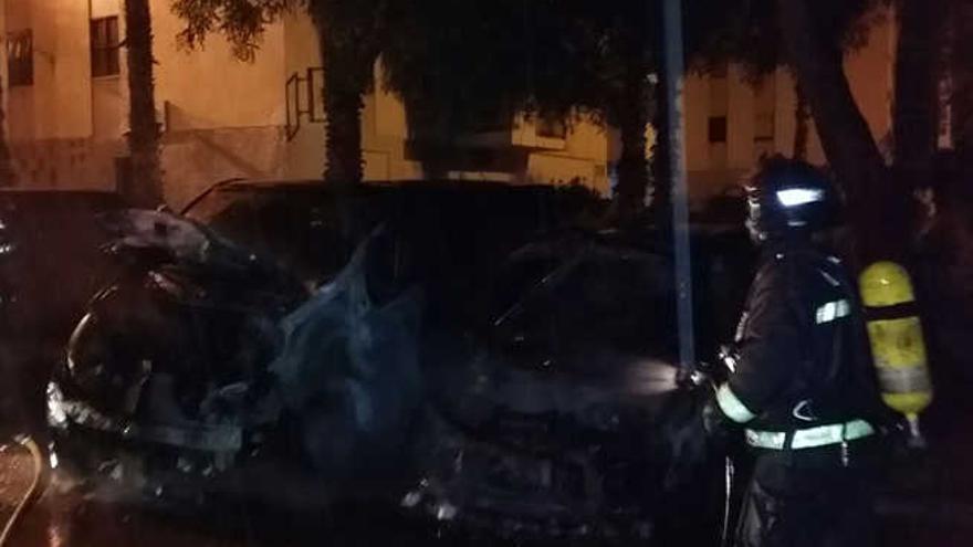Un incendio calcina dos vehículos estacionados en el barrio de la Vega de San José