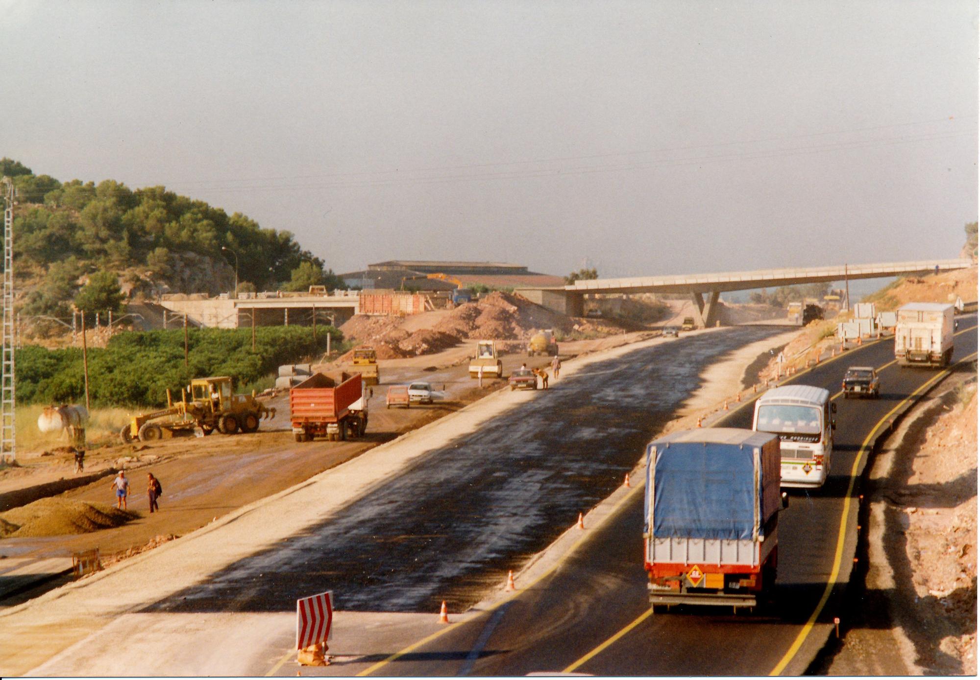 Obras en julio de 1990 en la N-340 de Almenara para derribar el muro.