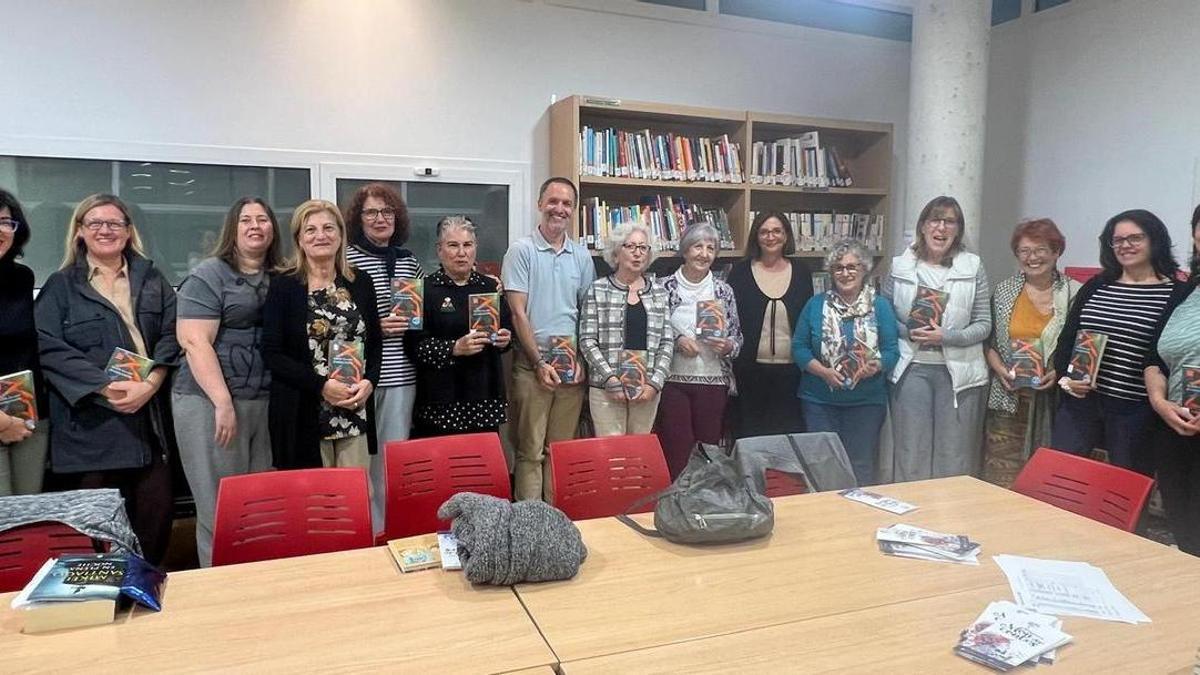 Maite Salord en una visita al club de lectura de Paiporta