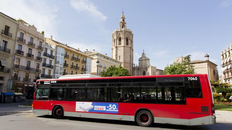 Un autobús de la EMT, en la plaza de la Reina de Valencia.