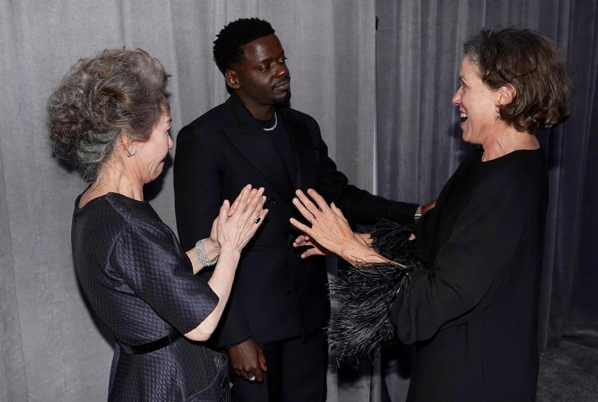 Youn Yuh-Jung, Daniel Kaluuya y Frances McDormand, tras la gala.