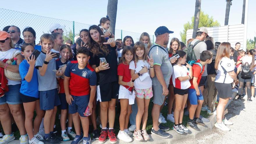 La cálida acogida a las jugadoras de la selección antes de su entrenamiento en Oliva