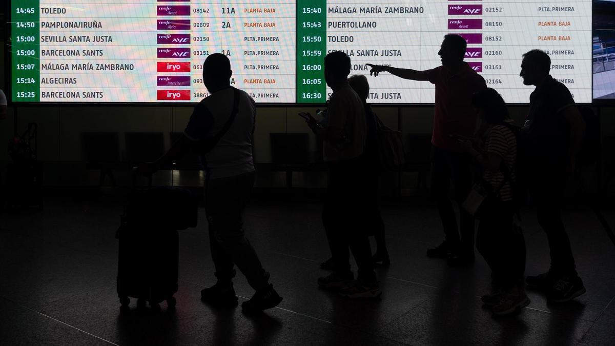 Varias personas en la estación de trenes Puerta de Atocha-Almudena Grandes, en Madrid (España).