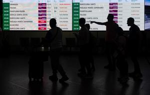 Varias personas en la estación de trenes Puerta de Atocha-Almudena Grandes, en Madrid (España).