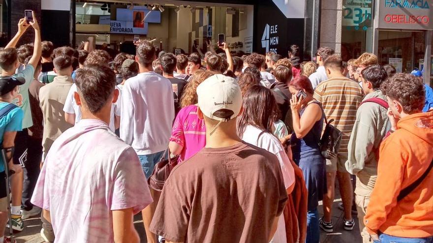 El youtuber y experto en moda ByCalitos congrega a una multitud de jóvenes en la calle Real