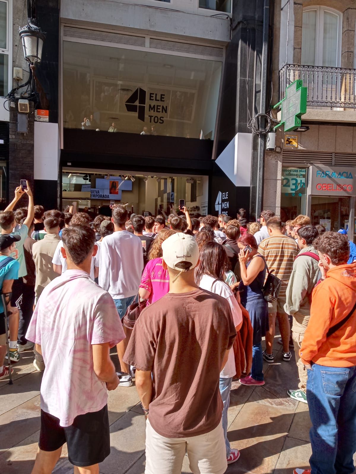Una multitud de jóvenes se congrega en calle Real para ver al youtuber ByCalitos