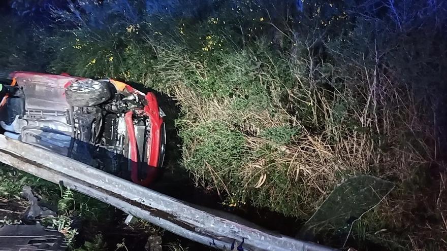 Tres personas quedan atrapadas tras volcar el coche en el que viajaban en Dodro