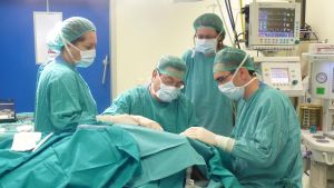 Archivo - Quirófano, operación, médicos, cirugía, cirujano.