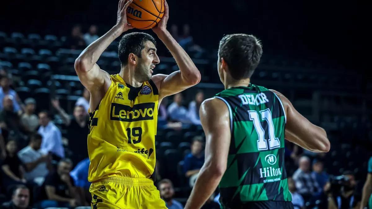 Shermadini protege el balón ante la defensa de Demir en el duelo frente al Darussafaka de la 23/24.