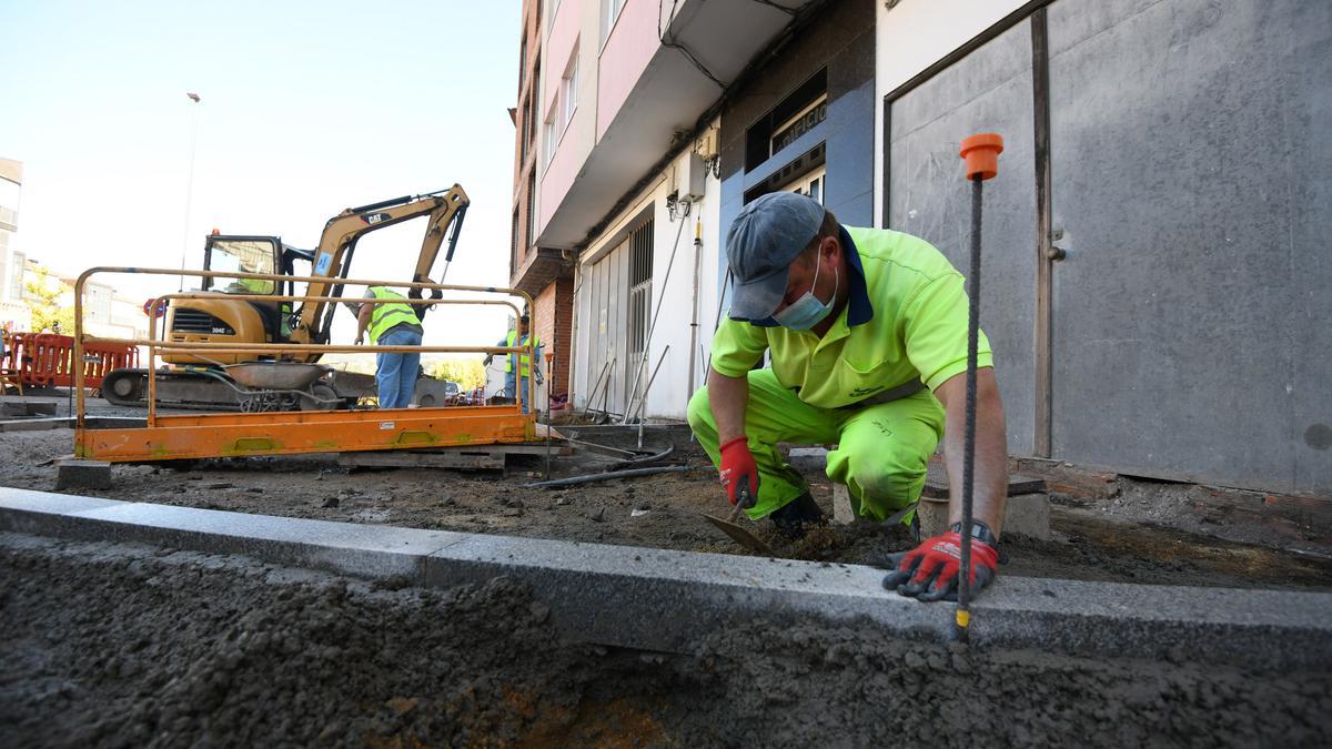 Operarios en la zona de O Castañal.