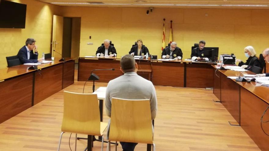 L’acusat durant el judici a l’Audiència de Girona.  | ARIADNA SALA