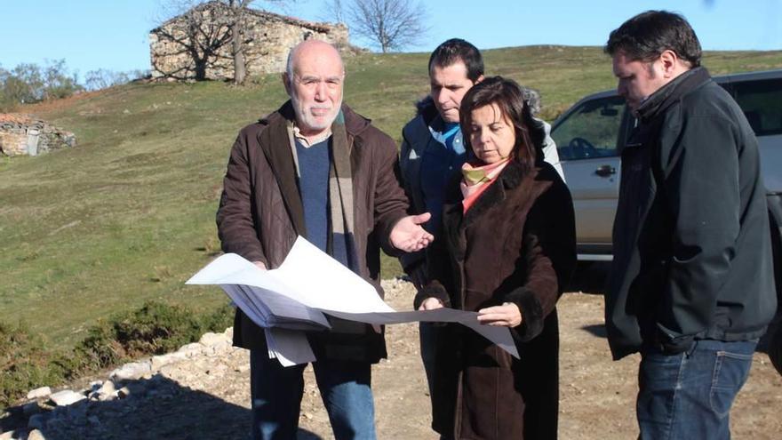 Por la izquierda, José A. Ferrera, David Moreno, María Jesús Álvarez y Rubén Mallada, durante la visita.