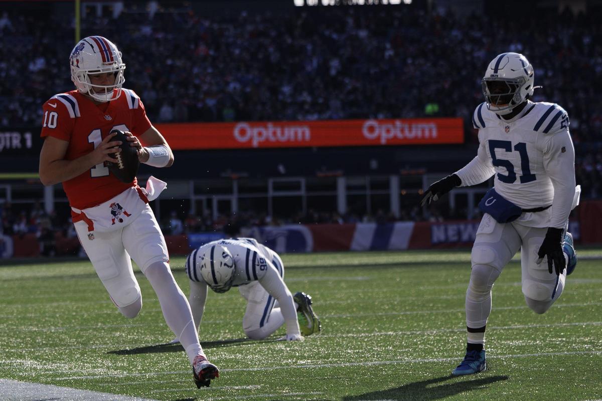 Drake Maye, a l'esquerra, disposat a fer una de les seves passades