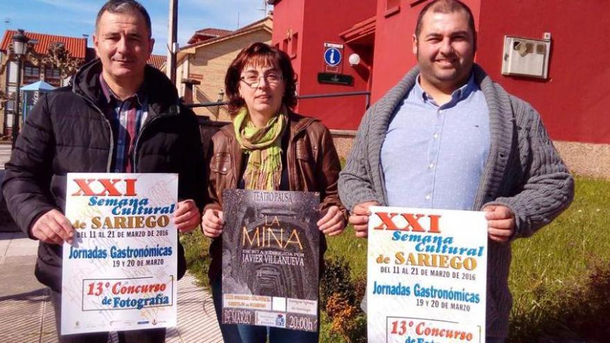 Los ediles Nacho Fernández y Elena Arias y el alcalde, Saúl Bastián, con los carteles anunciadores de la Semana Cultural.