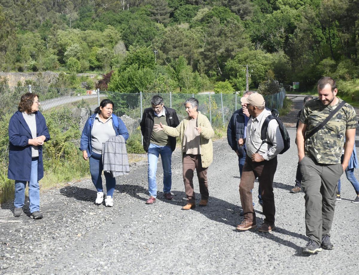 Integrantes de la plataforma contra el vertedero, con activistas hondureños. | BERNABÉ/JAVIER LALÍN