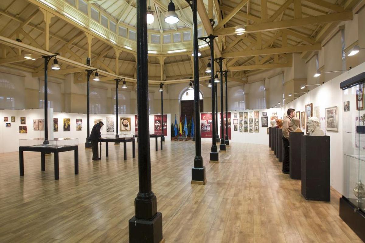 Exposición de Semana Santa en la plaza de Trascorrales