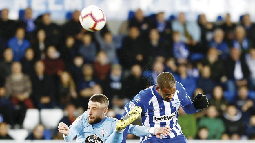 Juncá despeja un balón en presencia de Rolán. // David Aguilar