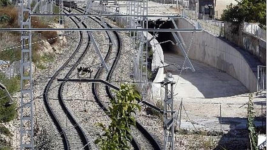 Las vías del metro en Benimàmet y la boca del túnel que se construye.