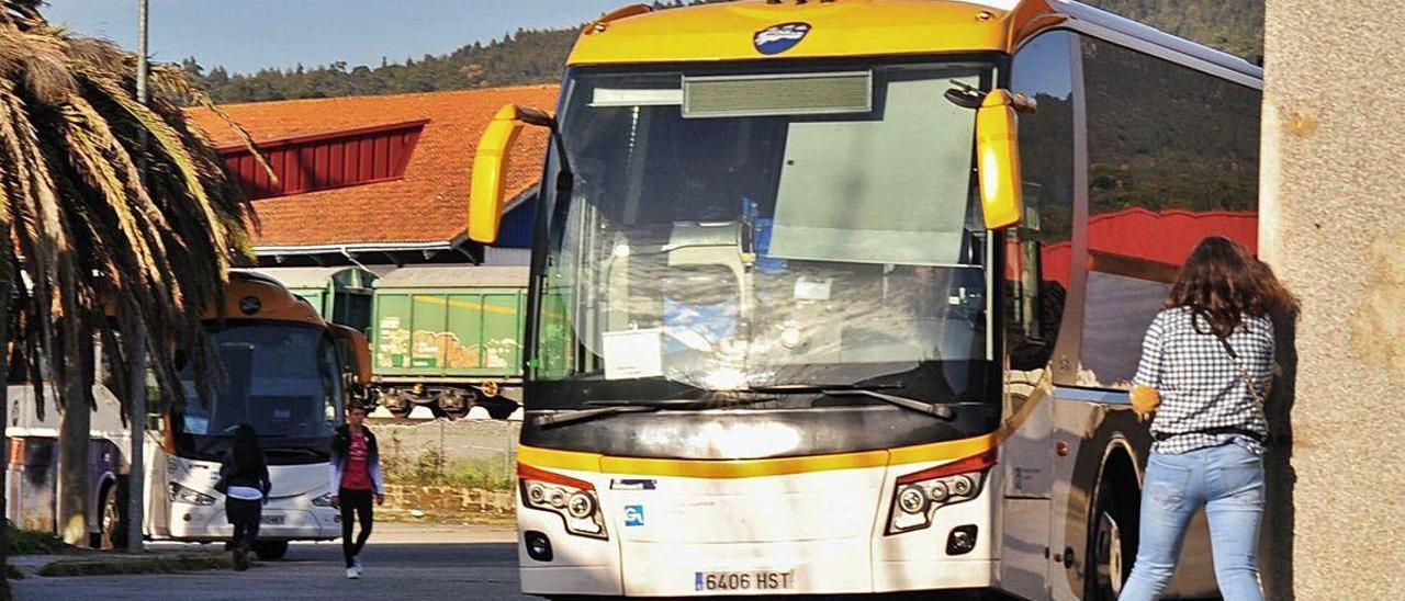 Un autobús se dispone a salir de la Estación de Vilagarcía.