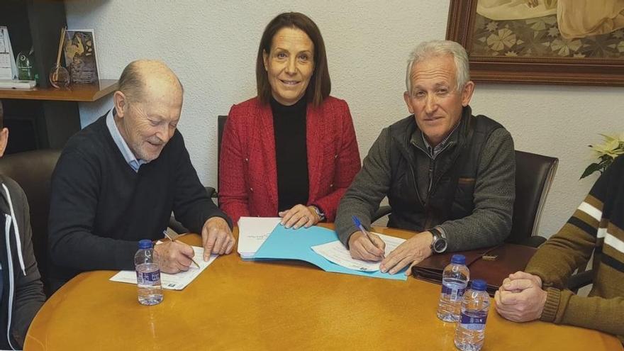 Enrique Parra, Yolanda Pastor y Enrique San Onofre firman el acuerdo.
