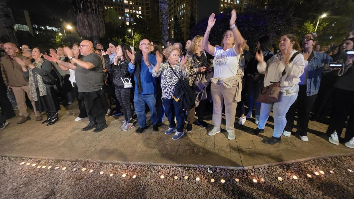 Los convocados, con el camino de velas