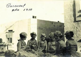 1910. Seis jóvenes disfrazadas a su paso por la calle de la Peregrina