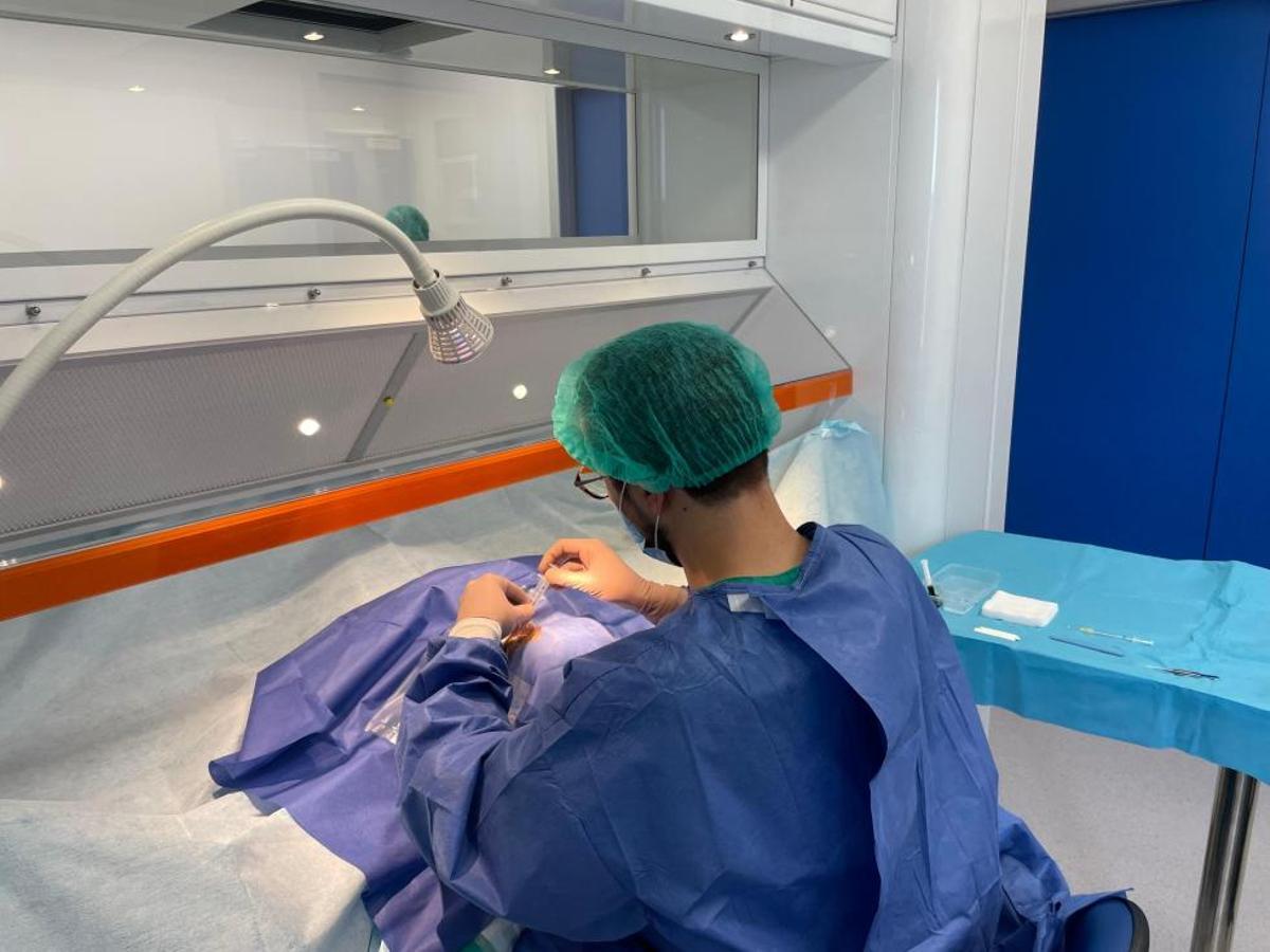 Inyecciones intraoculares a paciente con degeneración macular en la sala blanca del Hospital de Alicante