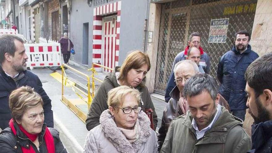 El alcalde, Xulio Ferreiro, en su visita al Agra do Orzán.