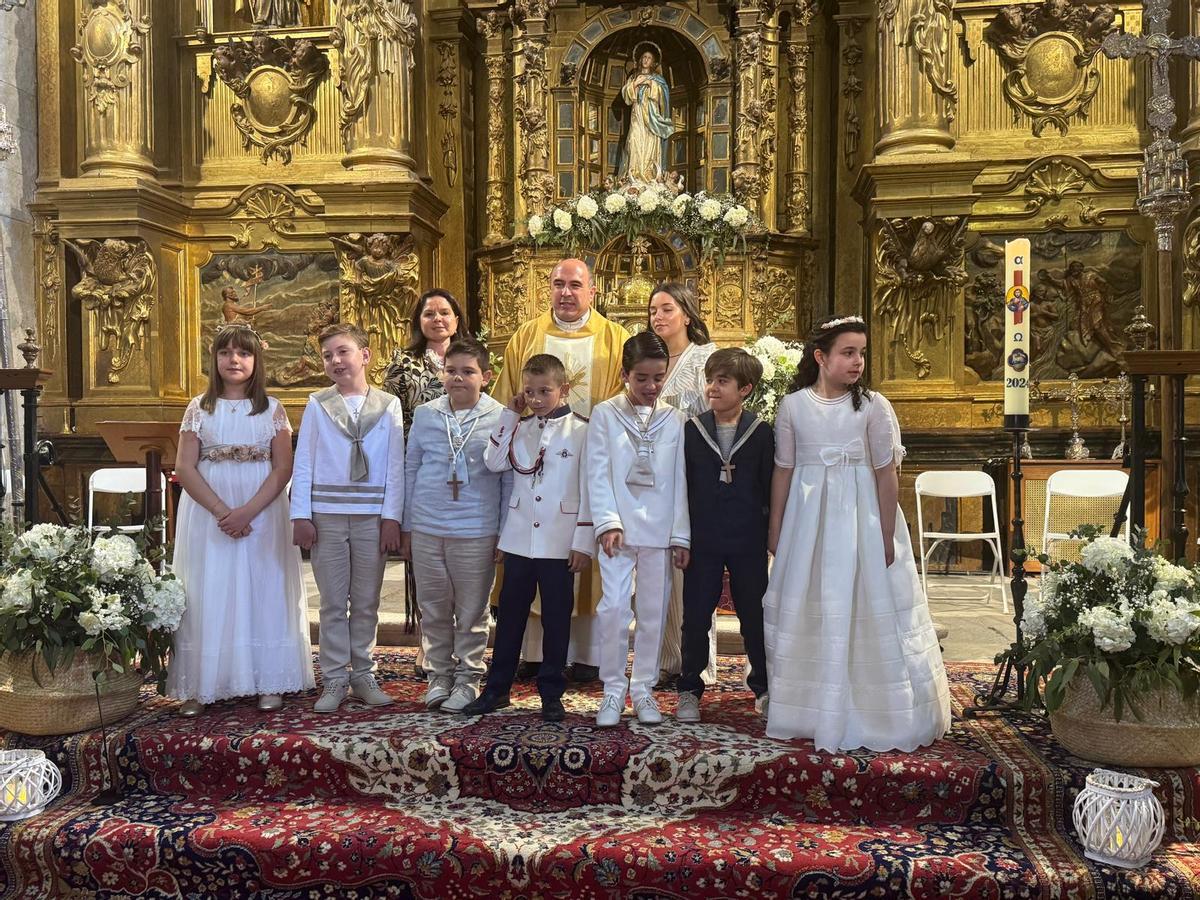 Niños saucanos tras recibir la Primera Comunión.