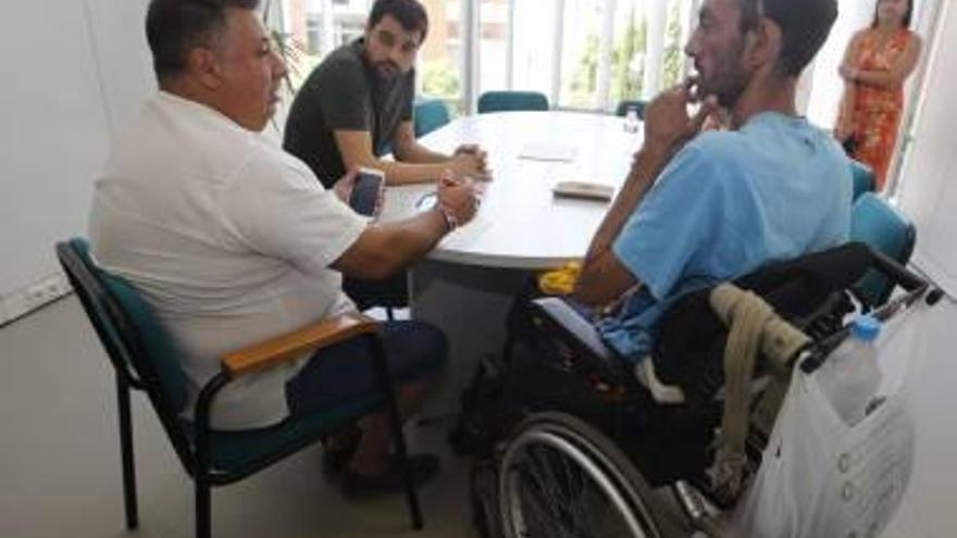 El hombre, en su entrevista con el concejal el viernes.