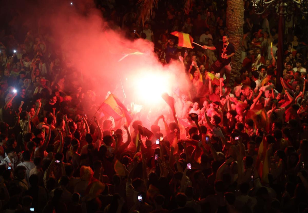 Así está viviendo la plaza del Ayuntamiento de València la final del Mundial de España