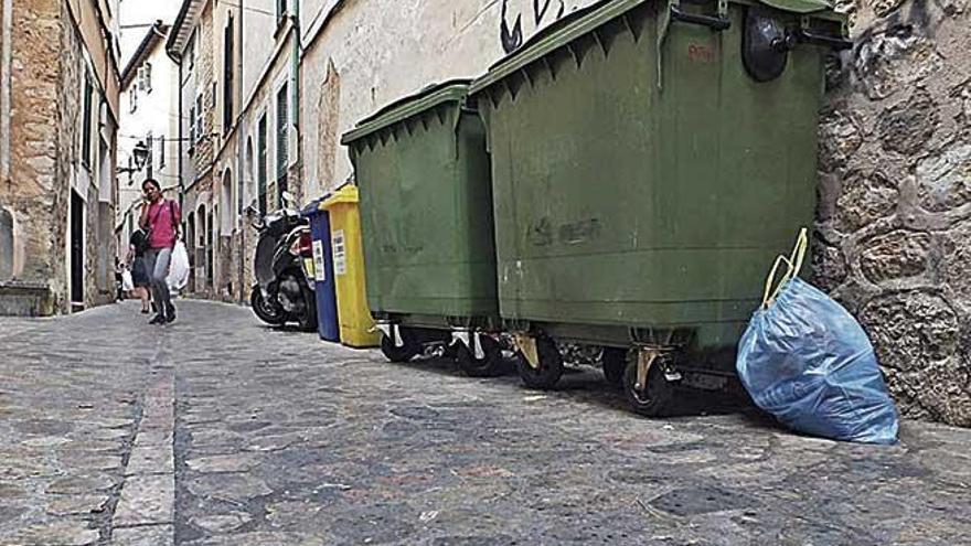 Contenedores en una calle de SÃ³ller.