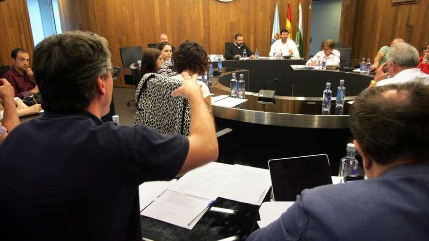 José Antonio Varela pregunta a Celia Alonso durante la comparecencia. // Bernabé/Luismy