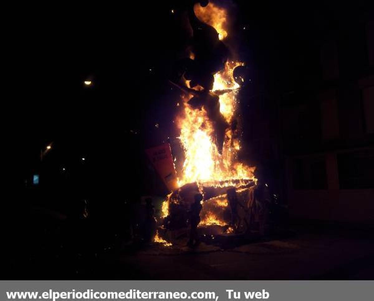 GALERÍA DE FOTOS - El fuego devora las fallas de la provincia.