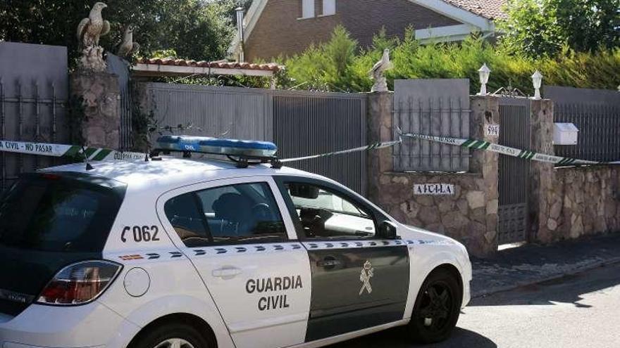 Una patrulla de la Guardia Civil, ante la puerta del chalé. // Efe