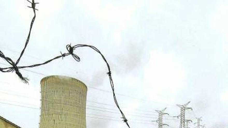 El refrigerante de la central de Velilla, con varias torres eléctricas a su lado.