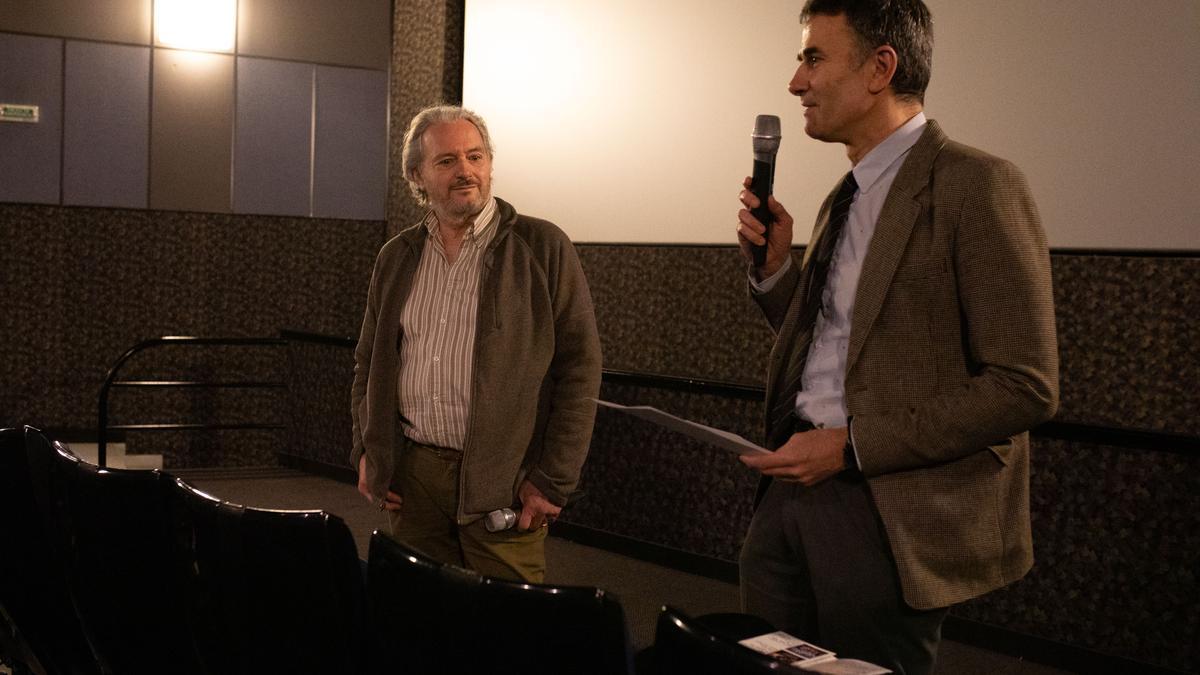 Sergio Cabrera junto al decano del Colegio de Abogados de Zamora, Norberto Martín Anero, en la presentación de la película en el Ciclo Cine y Derecho.