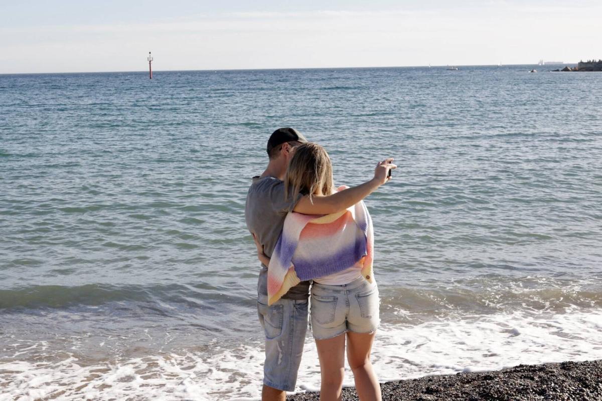 Barceloneses acuden a la playa por las altas temperaturas de noviembre