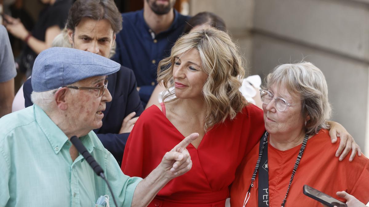 La vicepresidenta del Gobierno Yolanda Díaz acompaña al comunista histórico Víctor Díaz Cardiel, tras asistir al debate sobre la Ley de Memoria Democrática.