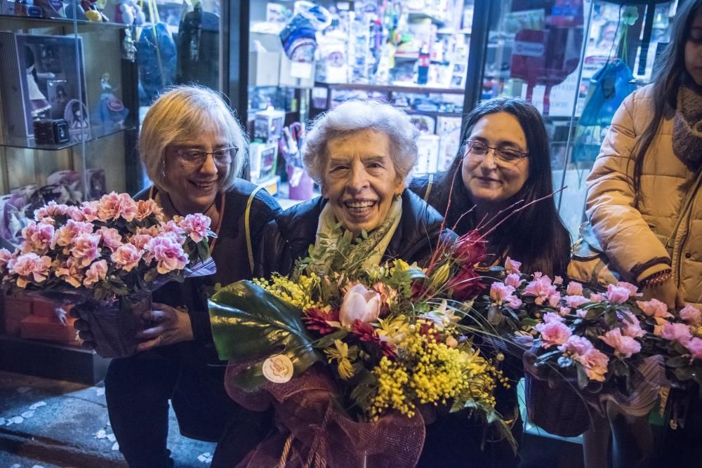 Festa sorpresa per homenatjar una comerciant que ha fet història a Manresa