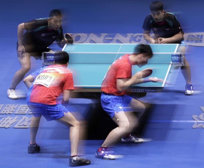 Lee Sangsu y Jeoung Youngsik de Corea del Sur compiten contra Chen Chien-An y Liao Cheng-Ting del Taipei Chino durante el partido de semifinales. entre Taipei Chino y Corea del Sur en la Copa Mundial de Equipos de la (ITTF) en Tokio, Japón.