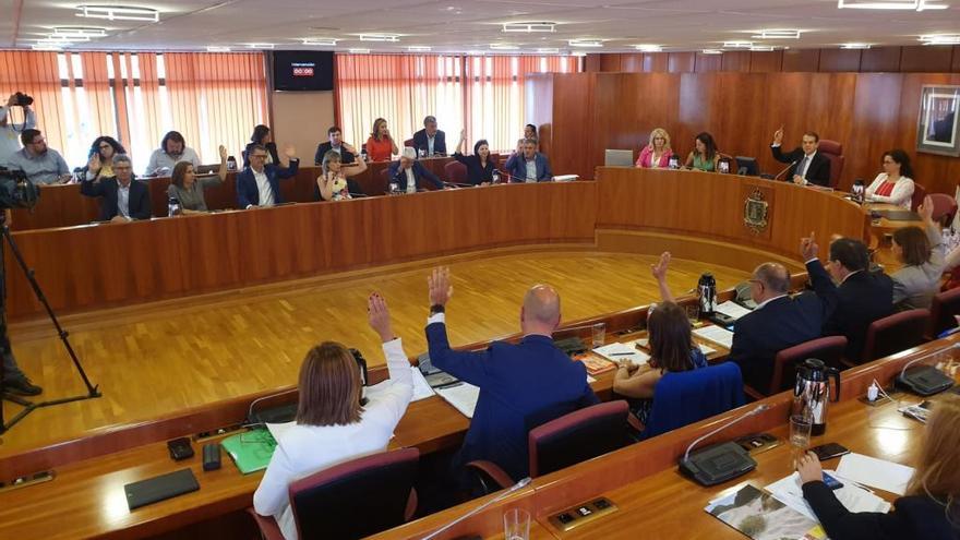 Una de las votaciones en el pleno de hoy en el Concello de Vigo. // Marta G. Brea