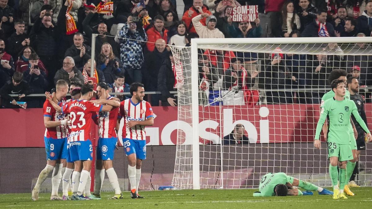 Los jugadores del Girona celebran el 3-1 marcado por Blind en Montilivi al Atlético.