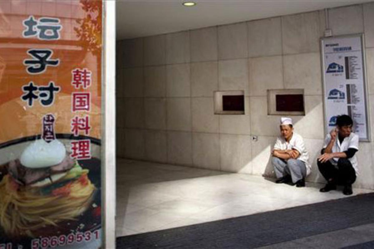 Empleats d’un restaurant descansen a Pequín (Xina).